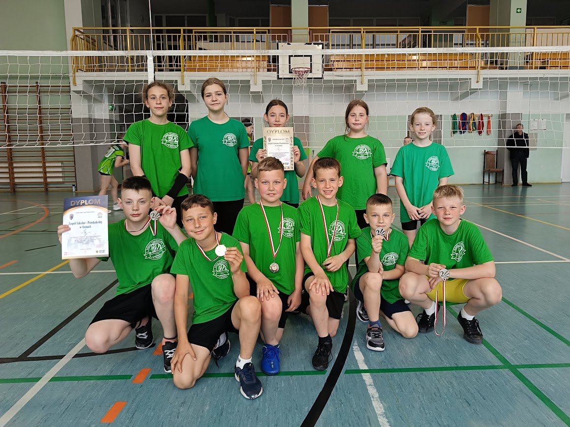 Chłopcy z ZSP Iwiny wicemistrzami Strefy Jeleniogórskiej w Minisitakówce „DWÓJKI”