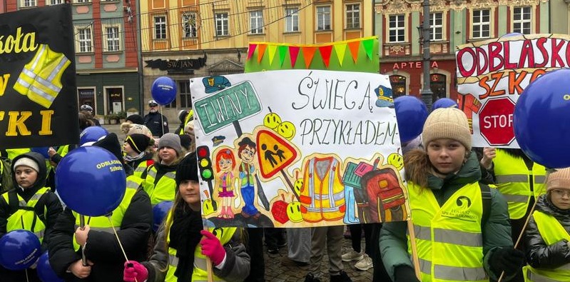 ODBLASKOWA SZKOŁA 2025 ZSP W IWINACH ŚWIECI PRZYKŁADEM!