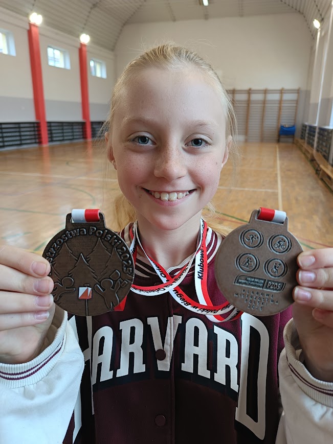 dziewczynka z medalem